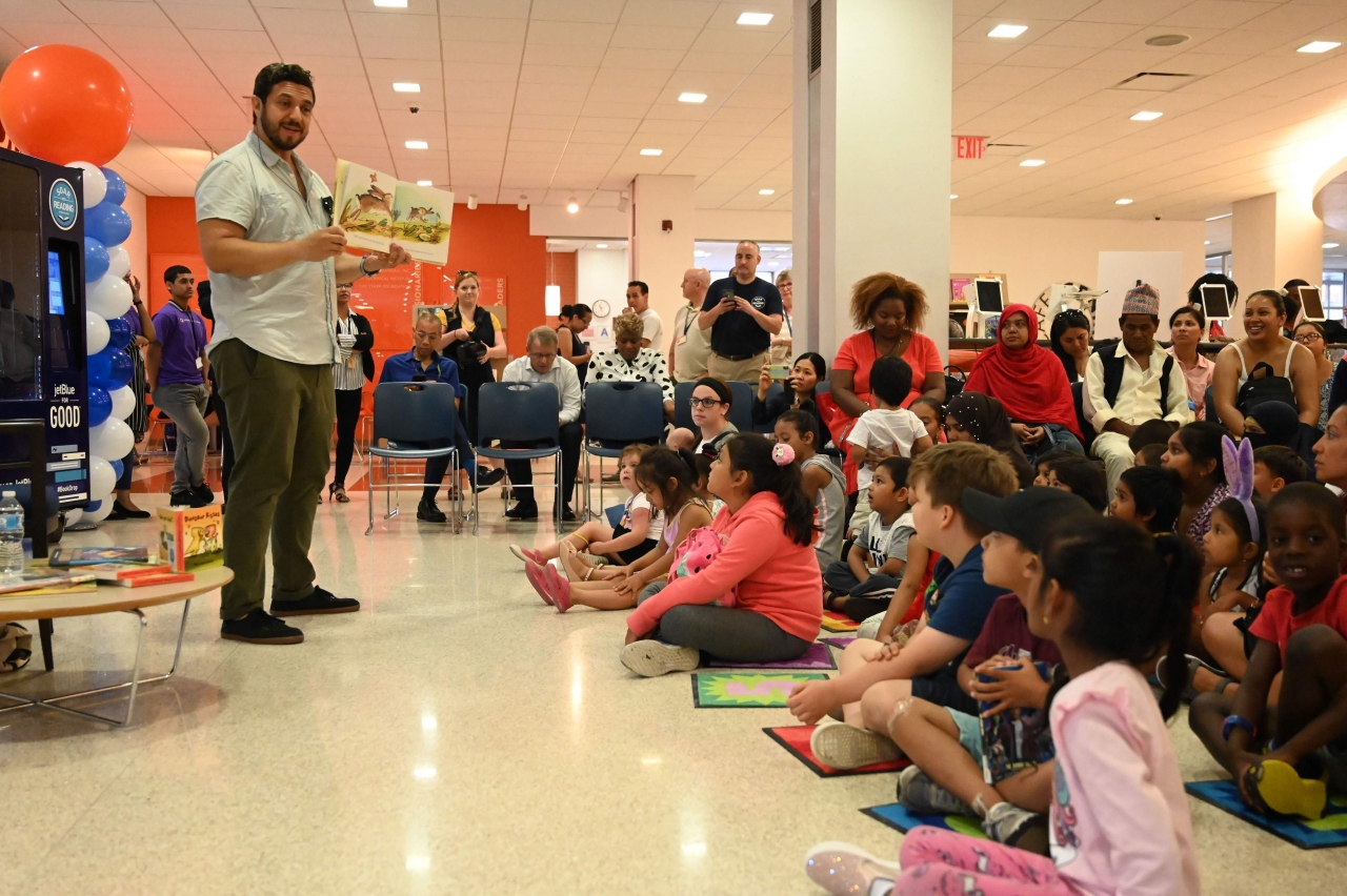 reading with children helps fight illiteracy